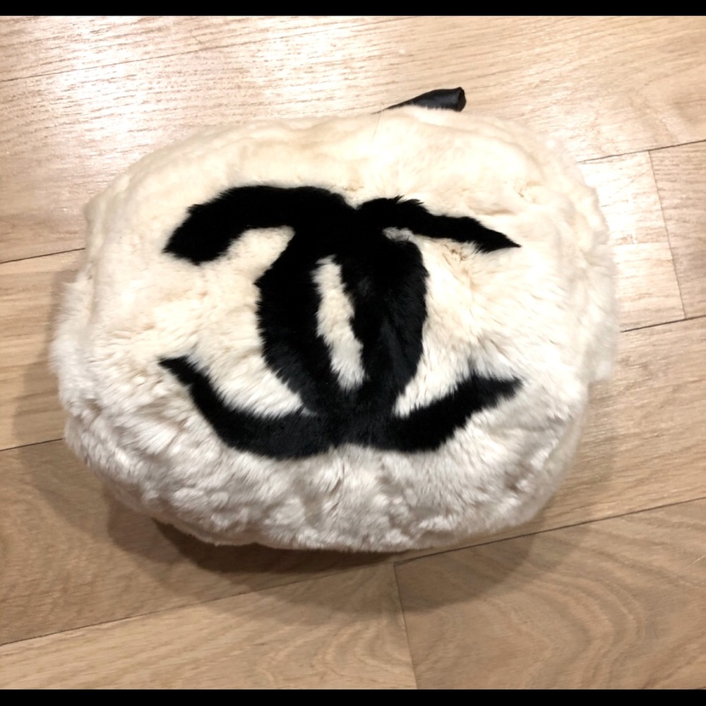 Vintage Chanel. RARE piece! Hand warmer and bag.